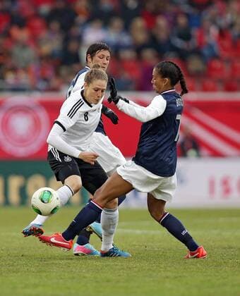 05.04.2013, xovx, Freundschaftsspiel, Deutschland - USA, v.l. Abby Wambach (United States of America USA), Kim Kulig (Deutschland), Shannon Boxx (United States of America USA), Aktion.