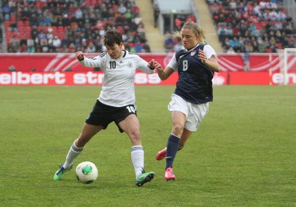 Laufduell zwischen Linda Bresonik (Deutschland) u. Kristie Mewis (USA), Frauen-Länderspiel Deutschland - USA, DFB Frauen Nationalmannschaft, 05.04.2013 EP_RRZ