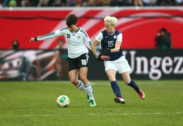 Laufduell zwischen Linda Bresonik (Deutschland) u. Megan Rapione (USA), Frauen-Länderspiel Deutschland - USA, DFB Frauen Nationalmannschaft, 05.04.2013 EP_RRZ