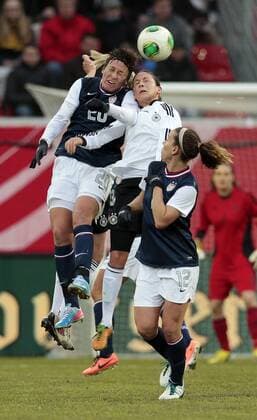 Fussball, Länderspiel, Frauen, Deutschland vs. USA, Nadine Keßler (GER, R), Abby Wambach (USA, L)