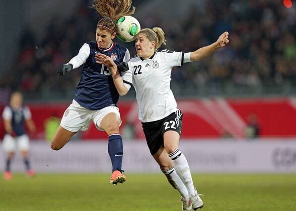 05.04.2013, xovx, Freundschaftsspiel, Deutschland - USA, v.l. Kopfballduell zwischen Alex Morgan (United States of America USA) und Luisa Wensing (Deutschland), Aktion.
