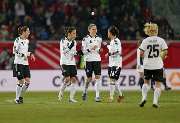 05.04.2013, xovx, Freundschaftsspiel, Deutschland - USA, v.l. Jubel bei Verena Faisst (Deutschland), Celia Okoyino da Mbabi (Deutschland), Kim Kulig (Deutschland) und Nadine Kessler (Deutschland) und Leonie Maier (Deutschland) nach dem Tor zum 2:3, Freisteller