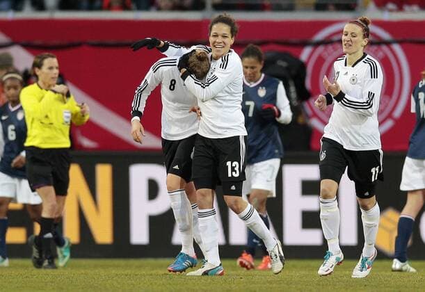 Fussball, Länderspiel, Frauen, Deutschland vs. USA, Jubel bei Kim Kulig (GER, L), Celia Okoyino da Mbabi (GER, M), Anja Mittag (GER, R)