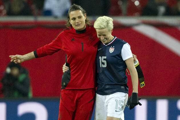 Torwart Torfrau Nadine ANGERER (li., GER) und Megan RAPINOE (USA) reden miteinander, Fussball, Freundschaftsspiel, Deutschland (GER) - USA, am 05.04.2013 in Offenbach Deutschland.