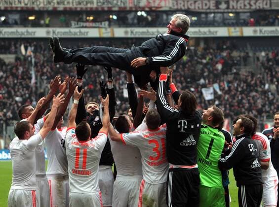 Frankfurt Fußball Eintracht Frankfurt vs. FC Bayern München, die Bayern feiern ausgelassen den Meistertitel und tragen Trainer Jupp Heynckes auf Händen