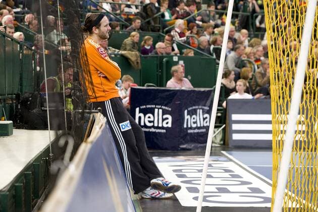 Torwart Silvio HEINEVETTER (GER) lehnt an der Bande, Handball, Laenderspiel, Deutschland (GER) - Tschechien (CZE) EM-Qualifikation 28:23, am 07.04.2013 in Halle (Westf.) Deutschland.