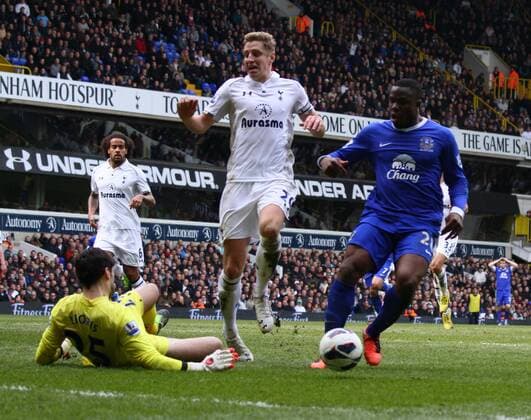 Tottenham Hotspur - FC Everton. 07.04.2013; Victor Anichebe (E) has his chance saved at the end. 