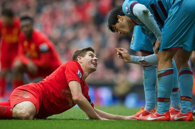 PROPAGANDA20130407 Football - soccer: Barclays Premier League, Liverpool FC - West Ham United FC, Liverpool s captain Steven Gerrard is goaded by West Ham United s James Tomkins after not being awarded a penalty during the Premiership match at Anfield. (Hinweis: Verwendung nur in Deutschland, Österreich oder Schweiz - only Germany, Austria and Switzerland) xHOCHxZWEIx xPropagandax 