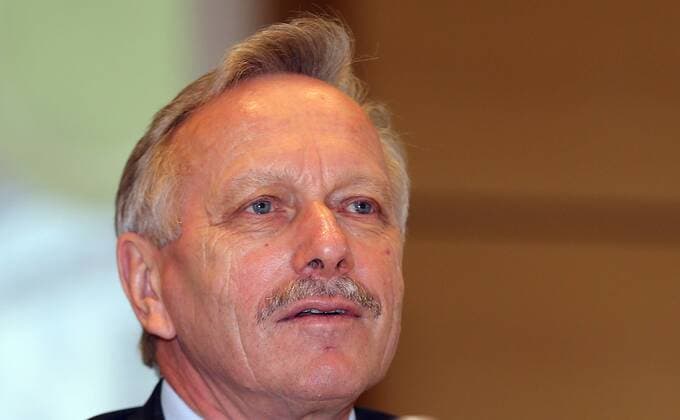 08.04.2013 Stuttgart Tennis Mit dem Zuschlag zur Austragung eines ATP-Rasenturniers ab 2015 hat für den MercedesCup eine neue Epoche begonnen Dr. Joachim SCHMIDT Mitglied der Geschäftsleitung Mercedes-Benz Cars