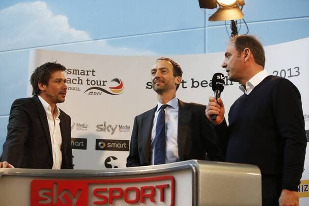 Hamburg, 9. April 2013 - Simon Südel (Moderator Sky Sport), Thomas Krohne (Präsident Deutscher Volleyball-Verband) und Carsten Schmidt (Vorstand Sport, Advertising Sales & Internet Sky Deutschland) bei einer Pressekonferenz im BeachCenter Hamburg. Der Pay-TV Sender Sky überträgt ab Mai die höchste deutsche Beach-Volleyball Serie, die smart beach tour, live.