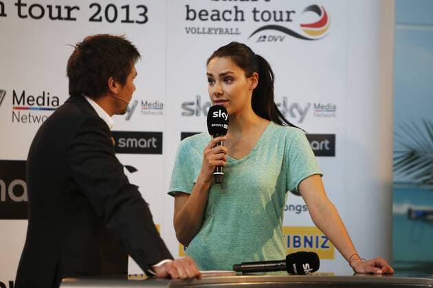 Hamburg, 9. April 2013 - Simon Südel (Moderator Sky Sport) und Esther Sedlaczek (Moderatorin Sky Sport) bei einer Pressekonferenz im BeachCenter Hamburg. Der Pay-TV Sender Sky überträgt ab Mai die höchste deutsche Beach-Volleyball Serie, die smart beach tour, live.