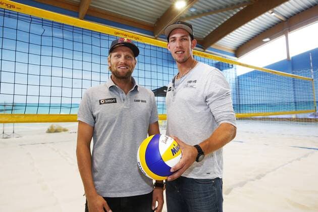 Hamburg, 9. April 2013 - Julius Brink und Sebastian Fuchs bei einer Pressekonferenz im BeachCenter Hamburg. Der Pay-TV Sender Sky überträgt ab Mai die höchste deutsche Beach-Volleyball Serie, die smart beach tour, live.