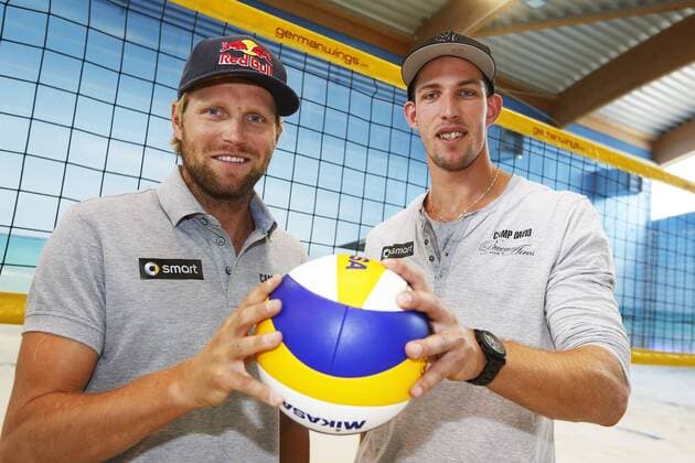 Hamburg, 9. April 2013 - Julius Brink und Sebastian Fuchs bei einer Pressekonferenz im BeachCenter Hamburg. Der Pay-TV Sender Sky überträgt ab Mai die höchste deutsche Beach-Volleyball Serie, die smart beach tour, live.