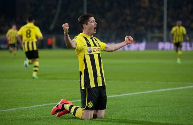 Jubel nach dem Tor zum 1-1: Torschütze Robert LEWANDOWSKI (DOR) geht jubelnd auf die Knie. Fussball international UEFA Championsleague Saison 2012 2013, Viertelfinale Rückspiel: Borussia Dortmund - FC Malaga in Dortmund, Deutschland am 09.04.2013,