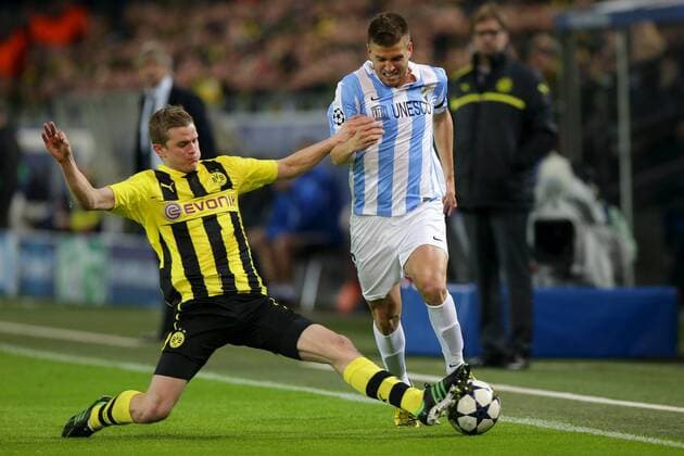 Sven BENDER (Borussia Dortmund - BVB - 6) - Ignacio CAMACHO, Ignacio CAMACHO BARNOLA (FC Malaga - 6) im Duell EP_Schmit