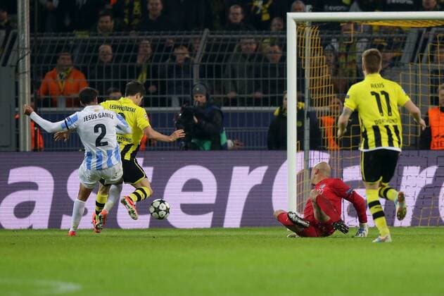 Robert LEWANDOWSKI (Borussia Dortmund - BVB - 9) macht den Ausgleich zum 1-1 WILLY, Wilfredo Daniel CABALLERO (Torhüter, Torwart FC Malaga - 13) ist geschlagen am Boden EP_Schmit