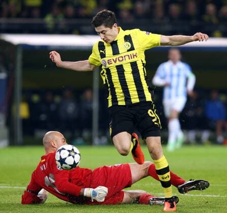 Dortmund Fußball Champions League Viertelfinale Borussia Dortmund vs. Malaga CF, auf dem Weg zum Tor zum 1:1, v.l. Willy (Malaga), Robert Lewandowski (BVB)