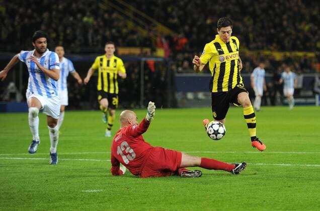 09-04-2013, Fussball, Saison 2012-2013, UEFA Champions League, Viertelfinale, Rückspiel, Borussia Dortmund - FC Malaga, Robert Lewandowski (Borussia Dortmund), re., umspielt Torhüter Willy Caballero (FC Malaga) und erzielt das Tor zum 1-1
