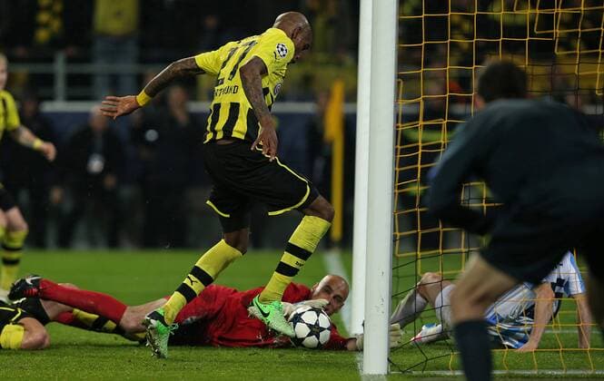 09.04.2013, Fussball Champions League Viertelfinale Rückspiel: Borussia Dortmund - FC Malaga, im Signal-Iduna-Park-Stadion Dortmund. Tor zum 3:2 , v.l. Torschütze Felipe Santana (Dortmund) gegen Torwart Willy Caballero (FC Malaga)