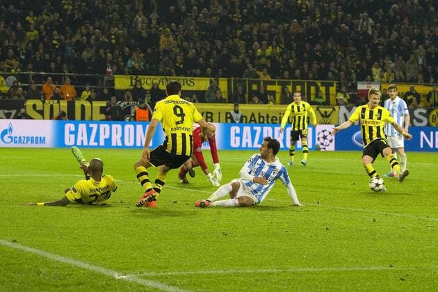 Marco REUS (re., DO) schiesst das Tor zum 2:2 Ausgleich für Borussia Dortmund, Aktion, Fussball Champions League, Viertelfinale, Borussia Dortmund (DO) - FC Malaga (Malaga), am 09.04.2013 in Dortmund Deutschland