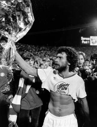 Paul Breitner (BR Deutschland FC Bayern München) verabschiedet sich nach seinem Abschiedsspiel von den Zuschauern - DEUTSCHSPRACHIGE SPORTZEITSCHRIFTEN UND -ZEITUNGEN NUR NACH RÜCKSPRACHE
