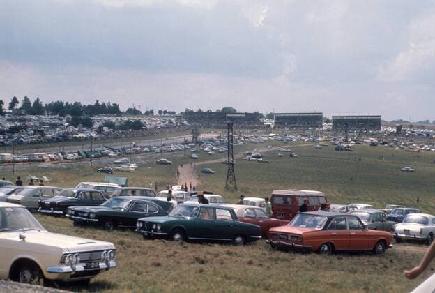 Fahrzeuge am Rande der Rennstrecke Kyalami Grand Prix Circuit in Südafrika