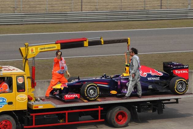 13.04.2013- Qualifying, The Red Bull Racing RB9 of Mark Webber (AUS) is recovered back to the pits on the back of a truck. 