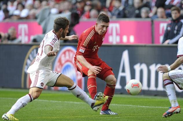 Pierre Emil Höjbjerg (Bayern München) ,Aktion,Zweikampf gegen Muhammed ILDIZ (1.FC Nürnberg-li). Fussball 1. Bundesliga, 29 Spieltag,Fussball 1. Bundesliga FC Bayern München (M)-1.FC Nürnberg (N) 4-0. Liga1,Spieltag29,Saison 2012 13,am 13.04.2013. A L L I A N Z A R E N A.