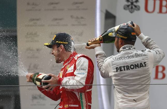 Motorsports: FIA Formula One World Championship 2013, Grand Prix of China, 10 Lewis Hamilton (GBR, Mercedes AMG Petronas F1 Team), 3 Fernando Alonso (ESP, Scuderia Ferrari), xHOCHxZWEIx