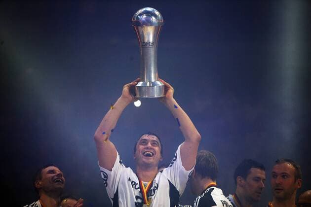 Hamburg, 14. April 2013 - Handball, DHB-Pokal 2012 13, SG Flensburg-Handewitt - THW Kiel: Der THW Kiel ist Deutscher Pokal-Sieger 2013. Momir Ilic (THW Kiel, 31) hebt den Pokal in die Höhe.