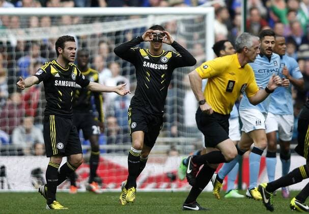LONDON, April 14, 2013 (Xinhua) -- Fernando Torres (2nd L) and Juan Mata (1st L) of Chelsea gesture towards referee Christopher Foy during FA Cup semifinal between Manchester City and Chelsea at Wembley Stadium in London, Britain, on April 14, 2013. Manchester City won 2-1 and will meet Wigan Athletic in the FA Cup final. (Xinhua Wang Lili) (zf) , -FA CUP-SEMIFINAL-MAN CITY VS CHELSEA 