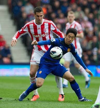 PROPAGANDA20130414 Football - soccer: Barclays Premier League, Stoke City FC - Manchester United FC, Manchester United s Shinji Kagawa in action against Stoke City during the Premiership match at the Britannia Stadium. (Hinweis: Verwendung nur in Deutschland, Österreich oder Schweiz - only Germany, Austria and Switzerland) xHOCHxZWEIx xPropagandax 