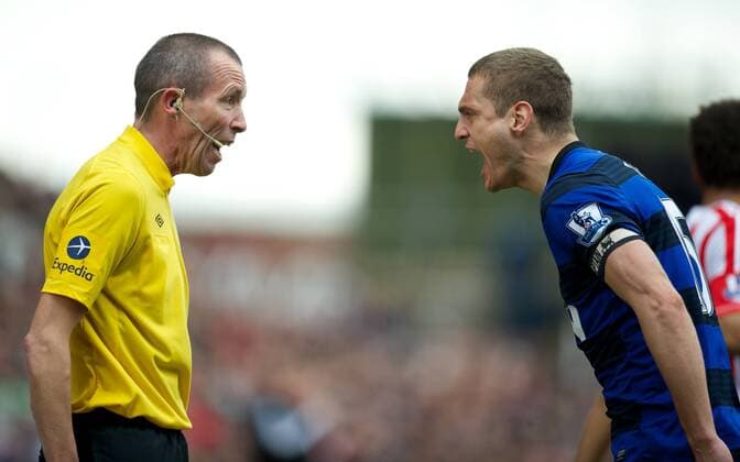 PROPAGANDA20130414 Football - soccer: Barclays Premier League, Stoke City FC - Manchester United FC, Manchester United s Nemanja Vidic screams at the assistant referee after a decision goes against him during the Premiership match against Stoke City at the Britannia Stadium. (Hinweis: Verwendung nur in Deutschland, Österreich oder Schweiz - only Germany, Austria and Switzerland) xHOCHxZWEIx xPropagandax 