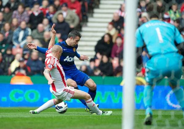 PROPAGANDA20130414 Football - soccer: Barclays Premier League, Stoke City FC - Manchester United FC, Manchester United s Robin van Persie is brought down by Stoke City s Andy Wilkinson for a penalty during the Premiership match at the Britannia Stadium. (Hinweis: Verwendung nur in Deutschland, Österreich oder Schweiz - only Germany, Austria and Switzerland) xHOCHxZWEIx xPropagandax 