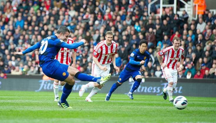 PROPAGANDA20130414 Football - soccer: Barclays Premier League, Stoke City FC - Manchester United FC, Manchester United s Robin van Persie scores the second goal against Stoke City from the penalty spot during the Premiership match at the Britannia Stadium. (Hinweis: Verwendung nur in Deutschland, Österreich oder Schweiz - only Germany, Austria and Switzerland) xHOCHxZWEIx xPropagandax 