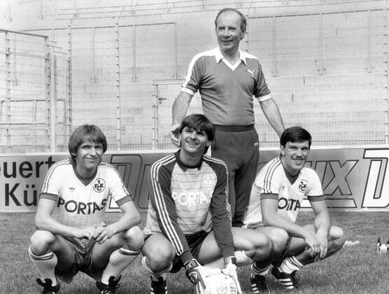 Trainer Dietrich Weise (1. FC Kaiserslautern) und die Neuzugänge 1983 1984, v.li.: Stefan Glaser, Roland Grüner und Herbert Hoos