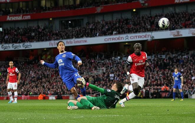 Everton s Steven Pienaar fires his shot over the bar..Arsenal v Everton - Barclays Premier League - Emirates Stadium, London- 16 04 13 - Picture David Klein Sportimage EDITORIAL USE ONLY. No use with unauthorised audio, video, data, fixture lists, club league logos or live services. Online in-match use limited to 120 images, no video emulation. No use in betting, games or single club league player publications.