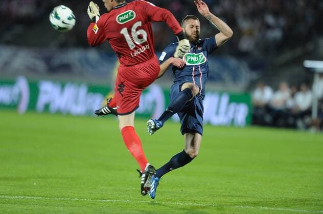 Bertrand Laquais (etg) vs Jeremy Menez (psg) FOOTBALL : Evian Thonon Gaillard vs Paris Saint Germain - 1 4 de finale Coupe de France - 17 04 2013 FredericChambert Panoramic 