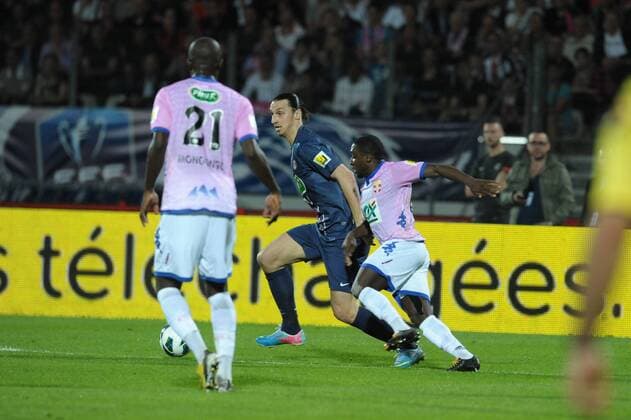 Brice Djedje (etg) vs Zlatan Ibrahimovic (psg) FOOTBALL : Evian Thonon Gaillard vs Paris Saint Germain - 1 4 de finale Coupe de France - 17 04 2013 FredericChambert Panoramic 