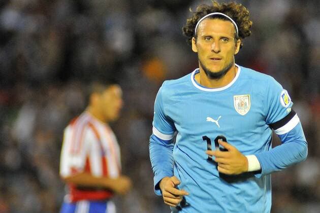 Futbol, Uruguay vs Paraguay. Eliminatorias para Brasil 2014. El jugador de la seleccion uruguaya Diego Forlan en accion durante el partido clasificatorio al mundial de Brasil 2014 jugado en el estadio Centenario en Montevideo, Uruguay. 22 03 2013 Photosport Football, Uruguay vs Paraguay. Brazil 2014 world cup, qualifying match. Uruguay«s national team player Diego Forlan in action during their Brazil 2014 world cup qualifying football match held at Centenario Stadium in Montevideo, Uruguay. 22 03 2012 Photogamma Photosport Futbol, Uruguay vs Paraguay. 