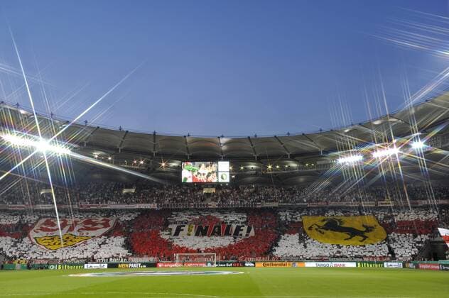 Fußball, Stadiongeschichte VfB Stuttgart Stadion blaue Stunde blauer Himmel Fanaktion VfB Stuttgart VfB Stuttgart Fußball Herren GER DFB-Pokal Halbfinale Saison 2012 2013 Stuttgart Mercedes-Benz Arena 17.04.2013 VfB Stuttgart