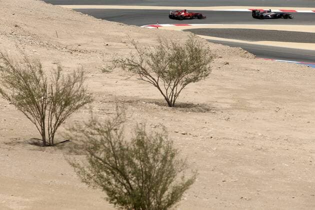19.04.2013- Free Practice 1, Fernando Alonso (ESP) Scuderia Ferrari F138 and Esteban Gutierrez (MEX), Sauber F1 Team C32 