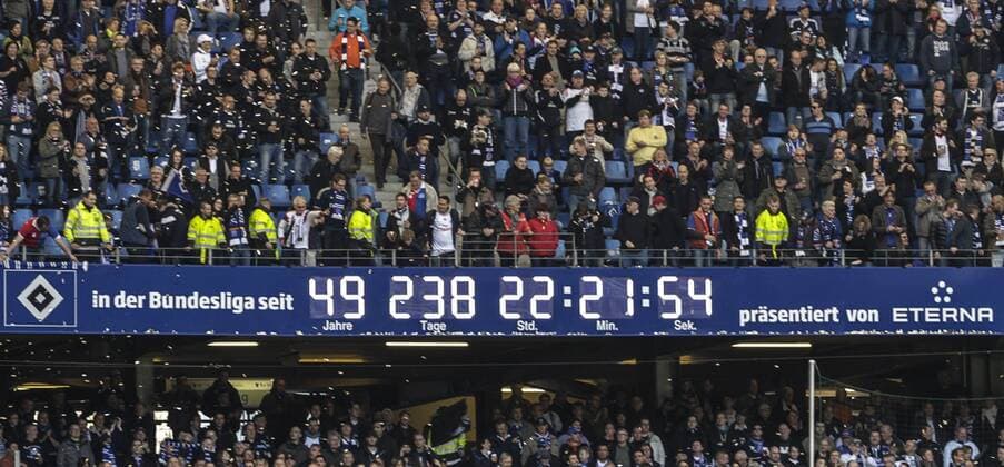 Deutschland, Hamburg , Imtech Arena, Fussball, 1. Bundesliga, Saison 2012 2013 , 10. Spieltag Hamburger SV die neue Bundesligauhr des HSV von Eterna