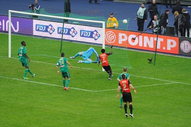 Stephane Ruffier (saint etienne) vs Jonathan Pitroipa (rennes) FOOTBALL : Saint Etienne vs Rennes - Finale Coupe de la Ligue - 20 04 2013 FredericChambert Panoramic 