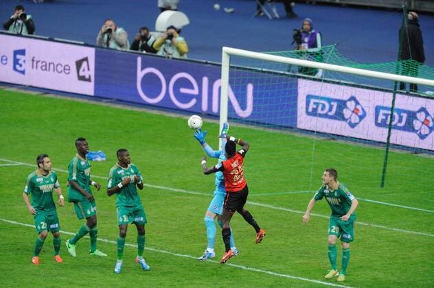 Stephane Ruffier (saint etienne) vs John Boye (rennes) FOOTBALL : Saint Etienne vs Rennes - Finale Coupe de la Ligue - 20 04 2013 FredericChambert Panoramic 