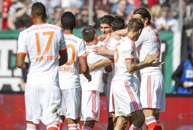 Mario Gomez ( Bayern 33 ) jubelt nach dem Tor zum 0-5 mit RAFINHA (FCB Nr.13), Thomas Müller Mueller (Bayern 25) Jubel, Freude, Emotionen, Feiern, Lachen, jubelt, freuen, reisst die Arme hoch, Fussball 1. Bundesliga, in Hannover, am 20.04.2013 Hannover 96 - FC Bayern München 1-6 30.Spieltag, Saison 2012 2013 Liga1, Spieltag30