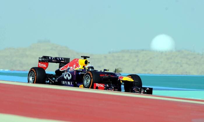 (130421) -- MANAMA, April 21, 2013 (Xinhua) -- Red Bull driver Sebastian Vettel drives during the Bahrain F1 Grand Prix at the Bahrain International Circuit in Manama, Bahrain, on April 21, 2013. (Xinhua Chen Shaojin) (zf) BAHRAIN-MANAMA-F1 