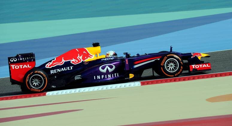 (130421) -- MANAMA, April 21, 2013 (Xinhua) -- Red Bull driver Sebastian Vettel drives during the Bahrain F1 Grand Prix at the Bahrain International Circuit in Manama, Bahrain, on April 21, 2013. (Xinhua Chen Shaojin) (zf) BAHRAIN-MANAMA-F1 