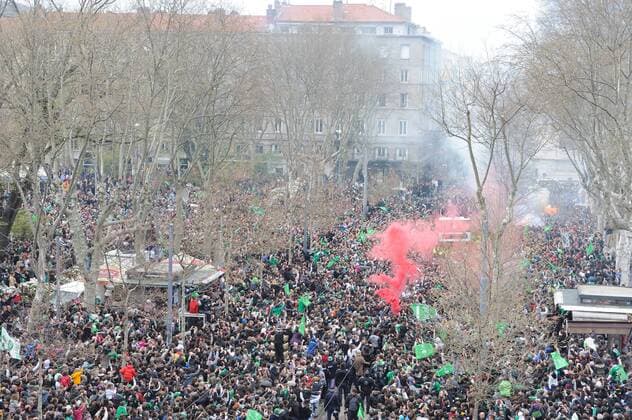 Fans begrüßen den Ligapokasieger Saint Etienne FOOTBALL : - 21 04 2013 FredericChambert Panoramic 
