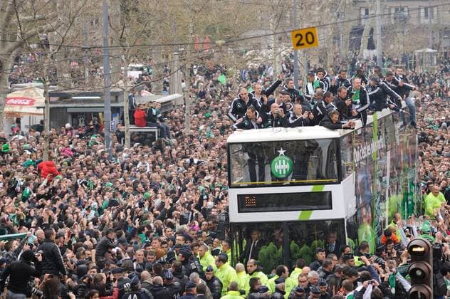 Fans begrüßen den Ligapokasieger Saint Etienne FOOTBALL : - 21 04 2013 FredericChambert Panoramic 